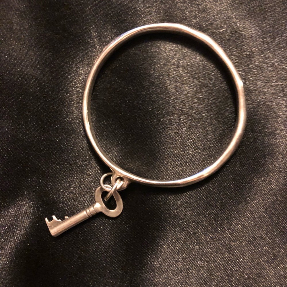 1 uno key bangle only